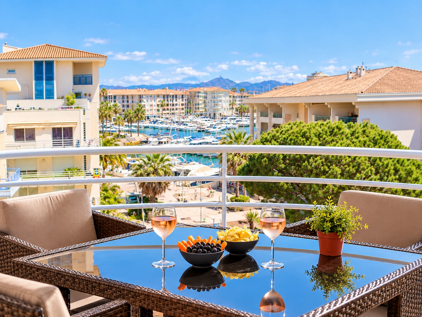 Terrasse du Consul avec vue sur Port-Fréjus et l’Estérel